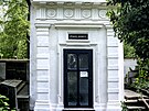 Klasicistní kaplová hrobka po celkové rekonstrukci na Olanských hbitovech....