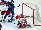 Karel Vejmelka zasahuje proti kazaské stele.