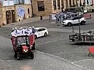Sigma oslavuje stylov� na traktoru v centru m�sta