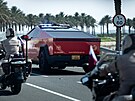 Cybertruck katarské policie doprovází kolonu amerického prezidenta Donalda...
