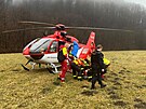 Zchrani nakldaj tce zrannou dvku do helikoptry. Mladou enu vythl z...