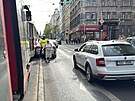 Nehoda dvou osobk a tramvaje blokuje dopravu v Jen ulici (14. kvtna 2025)