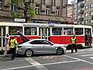 Nehoda dvou osobk a tramvaje blokuje dopravu v Jen ulici (14. kvtna 2025)