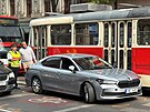 Nehoda dvou osobk a tramvaje blokuje dopravu v Jen ulici (14. kvtna 2025)