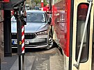 Nehoda dvou osobk a tramvaje blokuje dopravu v Jen ulici (14. kvtna 2025)