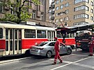 Nehoda dvou osobk a tramvaje blokuje dopravu v Jen ulici (14. kvtna 2025)