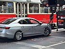 Nehoda dvou osobk a tramvaje blokuje dopravu v Jen ulici (14. kvtna 2025)