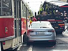 Nehoda dvou osobk a tramvaje blokuje dopravu v Jen ulici (14. kvtna 2025)
