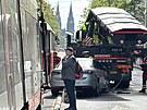 Nehoda dvou osobk a tramvaje blokuje dopravu v Jen ulici (14. kvtna 2025)