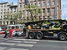 Nehoda dvou osobk a tramvaje blokuje dopravu v Jen ulici (14. kvtna 2025)