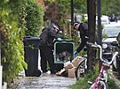 Policisté prohledávají odpadkový ko v Kentish Town, poblí domu britského...