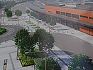 Kolem stavby centrlnho dopravnho terminlu vis plachty s vizualizacemi, jak...