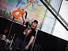 Frontman kapely Vypsan Fixa Mrdi na Majlesu Pardubice 2025. (17. kvtna 2025)