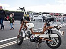 Raritní motorka na dopravu po autodromu, která se objevila mezi fotoreportéry...