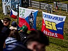 Mistrovství svta superbik v Most 2025. Vlajky podporující Petra Svobodu a...