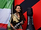 Mistrovství svta superbik v Most 2025. Pódiová asistentka se ampaským.