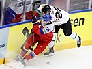 Jakub Krejík se poutí do souboje u mantinelu s Vilmosem Gallou z Maarska.
