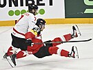 Mike Matheson z Kanady a Rakuan Paul Huber v souboji o puk.