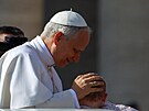 Pape Lev XIV. ped inauguraní mi poprvé pozdravil vící z papamobilu. (18....