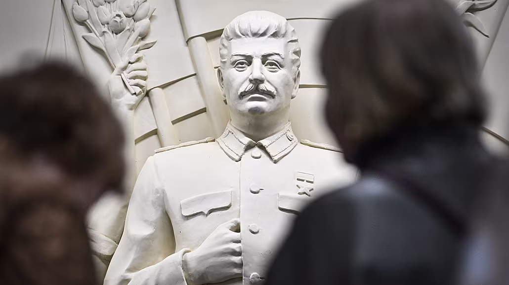 Ve stanici metra Taganskaja v Moskv odhalili repliku kdysi odstranného...