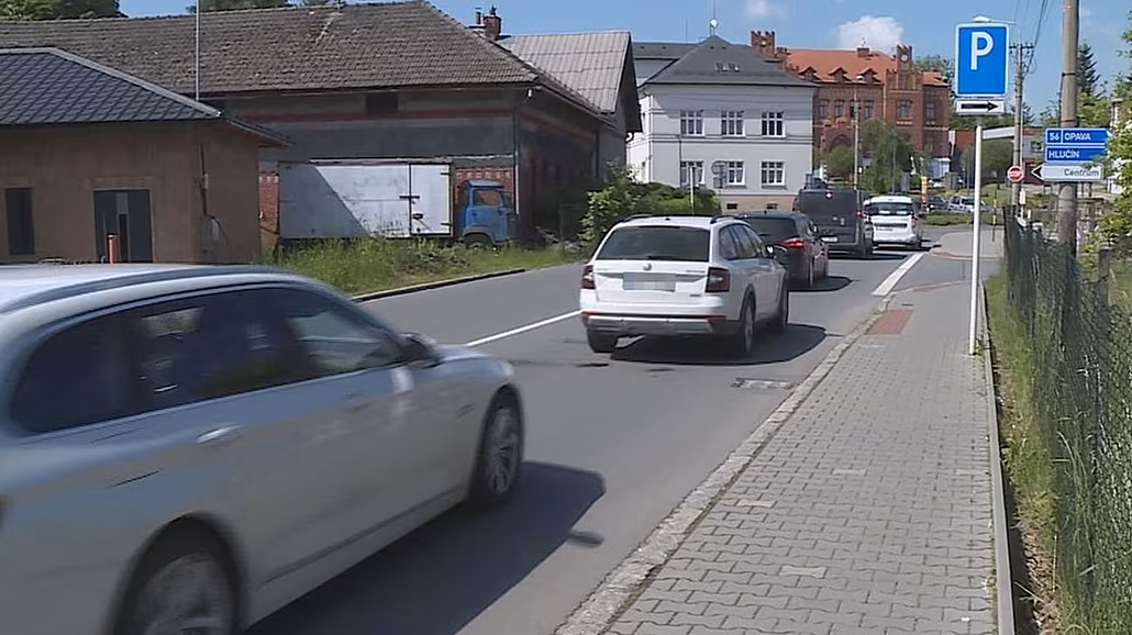 Hustá doprava trápí �adu m�st a obcí na Hlu�ínsku, pomoci má plánovaný obchvat....