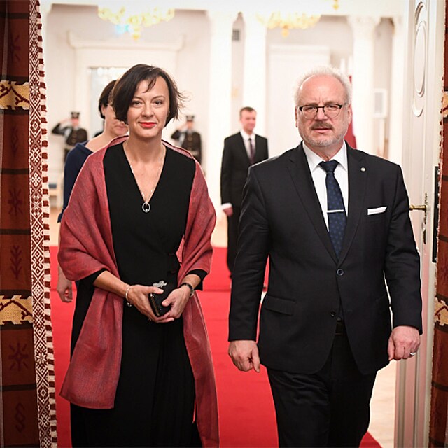Velvyslankyn Jana Hynkov na fotografii s prezidentem Lotysk republiky z roku 2019.