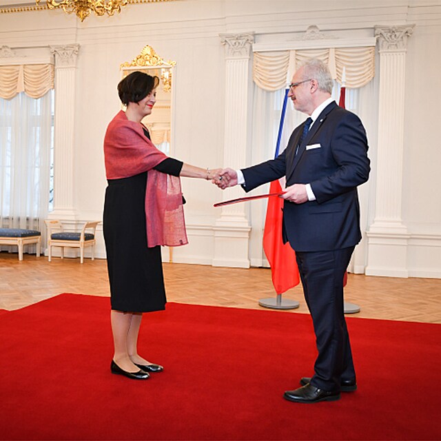 Velvyslankyn Jana Hynkov na fotografii s prezidentem Lotysk republiky z roku 2019.