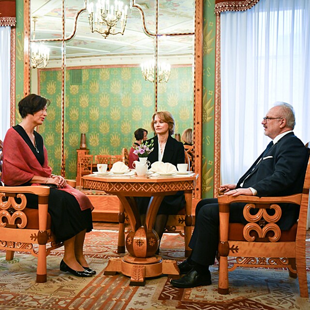 Velvyslankyn Jana Hynkov na fotografii s prezidentem Lotysk republiky z roku 2019.
