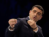 Kandidát na rumunského prezidenta George Simion v televizní debat� se svým...