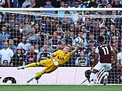 Antonín Kinský v brance Tottenhamu chytá st�elu Morgana Rogerse.