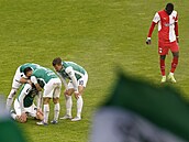 Jablonetí fotbalisté se radují z gólu Davida Pukáe proti Slavii.