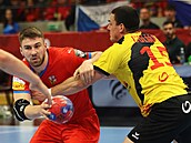 Luká� Mo�kovský se sna�í protla�it ke st�ele p�es Quentina Colmana.