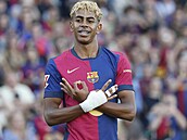 Lamine Yamal z Barcelony oslavuje vst�elený gól.