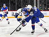 Slovák Andrej Golian brání v akci francouzskému úto�níkovi Timu Bozonovi.