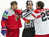 Hokejový reprezentant Jakub Lauko (vlevo) v rozmíce s dánským obráncem...