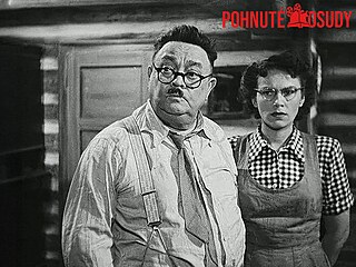 Nervního pra�ského bytového referenta hrál Sa�a Ra�ilov ve filmu Rodinné trampoty oficiála T�í�ky z roku 1949. Vedle n�j stojí jeho filmová dcera Ludmila Vostr�ilová.