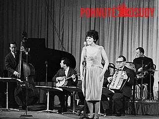 Zp�va�ka Judita �e�ovská zpívá s orchestrem Slávy Kunsta v roce 1962.