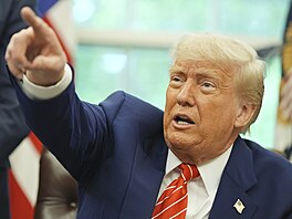 Americký prezident Donald Trump oznamuje celní dohodu s Velkou Británií (8....