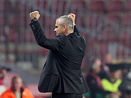 TRENÉR PO TRIUMFU. Sparanský trenér Vítzslav Lavika zvedá triumfáln rucel,...