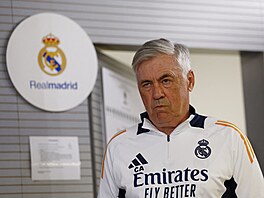 Trenér Realu Madrid Carlo Ancelotti pichází na tiskovou konferenci.