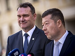 Tomio Okamura (vpravo) a Radim Fiala (SPD) na tiskové konferenci po návtv...