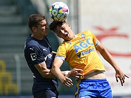 Teplický úto�ník Radek �iler (vpravo) a Vlasij Sinjavskij ze Slovácka