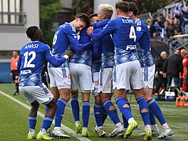 Fotbalisté Olomouce se radují z gólu.