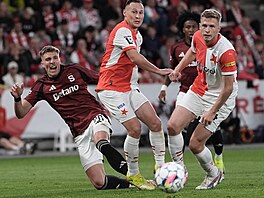 Sparanský záloník Patrik Vydra (vlevo) padá v souboji s Janem Boilem.