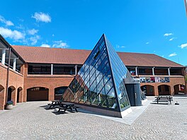 Malá sklenná pyramida ped kongresovým centrem v dánském Herningu