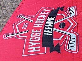 HOCKEY HERNING. To je typicky dánské heslo ve fanzónách bhem hokejového...