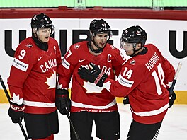 Kana�ané Nate MacKinnon, Sidney Crosby a Bo Horvat (zleva) se radují z gólu...