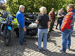 Prezidentský pár si v Lánech prohlíí motocykly.