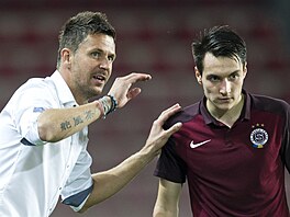 Sparanský trenér David Holoubek pedává instrukce obránci Vjaeslavu...