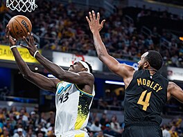 Pascal Siakam (43) z Indiana Pacers zakonuje na ko Cleveland Cavaliers kolem...